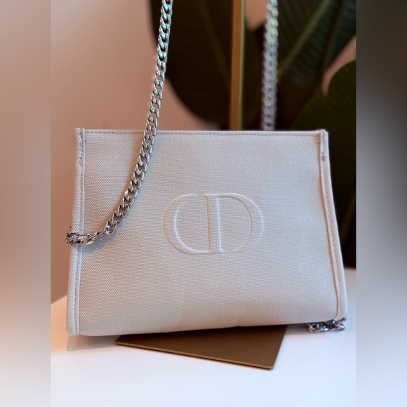 Dior - Picture 1 of 5